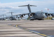 військова авіабаза з літаками на злітній смузі