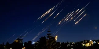 Ракети в нічному небі під час конфлікту на Близькому Сході