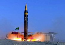 Іран вперше застосував двоступеневу ракету «Саджіль» Запуск іранської балістичної ракети вночі на фоні неба.