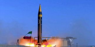 Запуск іранської балістичної ракети вночі на фоні неба.