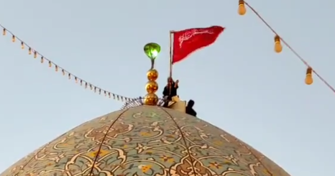 818ade29-50fa86b019eb3a2c343d2b91e136b5da Iranian flag on the mosque