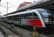 Пасажирський потяг на фоні залізничної станції