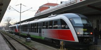 Пасажирський потяг на фоні залізничної станції