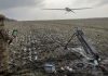 український військовий запускає розвідувальний безпілотник на фронті