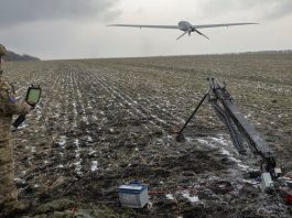 український військовий запускає розвідувальний безпілотник на фронті