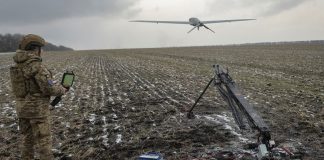 український військовий запускає розвідувальний безпілотник на фронті