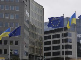 Прапори України та Європейського Союзу біля будівлі інституцій ЄС