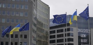 Flags of Ukraine and the European Union outside the EU institutions