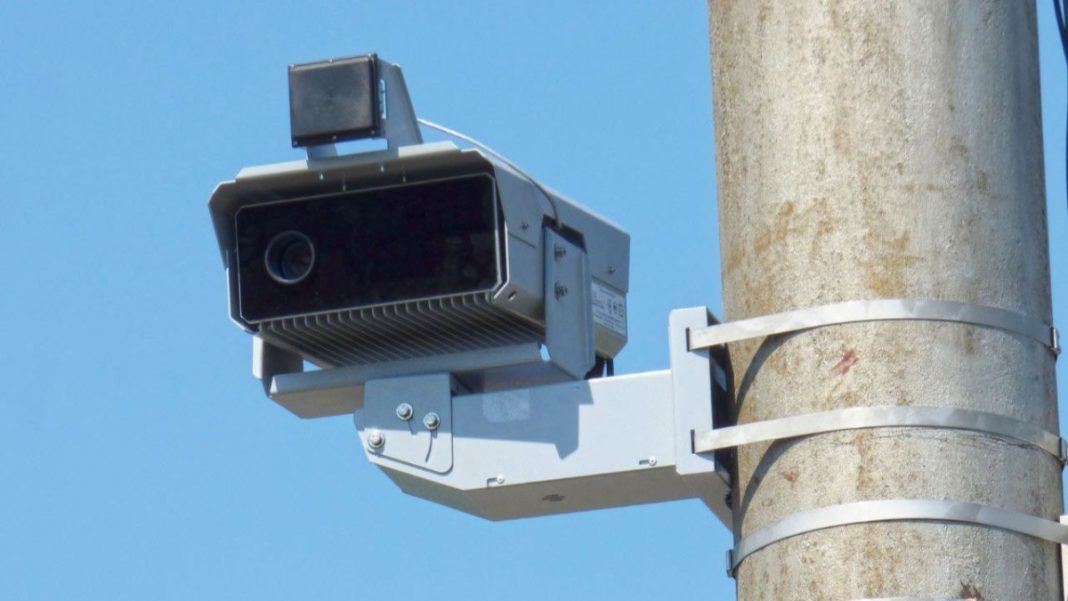 Камера автофіксації перевіряє номер автомобіля