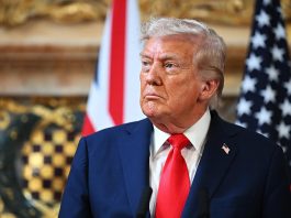 Дональд Трамп виступає на публічному заході у США