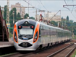 Швидкісний потяг Інтерсіті на залізничному вокзалі