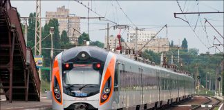 Швидкісний потяг Інтерсіті на залізничному вокзалі