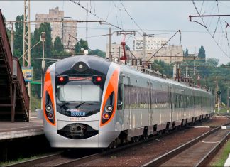 Швидкісний потяг Інтерсіті на залізничному вокзалі