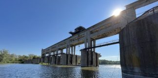 Зруйнована гребля на річці Сіверський Донець