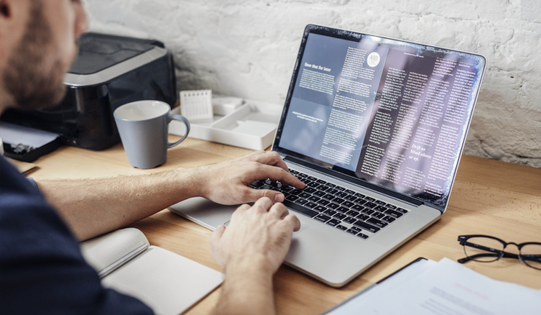 Remote-work Людина працює з дому за ноутбуком під час енергетичної кризи.