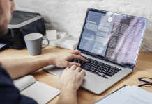 Людина працює з дому за ноутбуком під час енергетичної кризи.