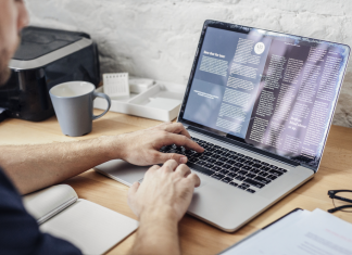 Людина працює з дому за ноутбуком під час енергетичної кризи.