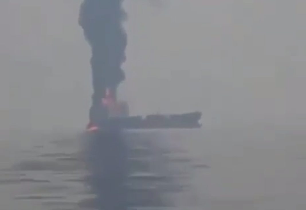 Танкер Іран дим над судном після інциденту в морі