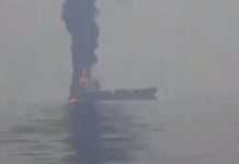 дим над судном після інциденту в морі