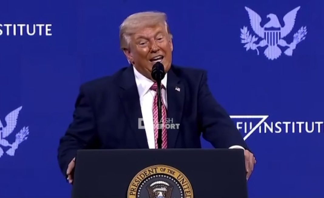 Президент США Дональд Трамп виступає на публічному заході