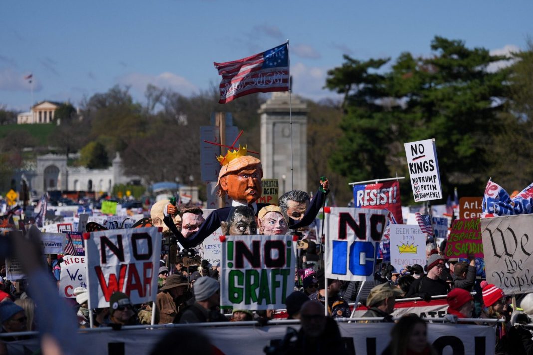 Люди тримають плакати під час протесту у США