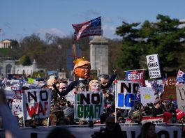 Люди тримають плакати під час протесту у США