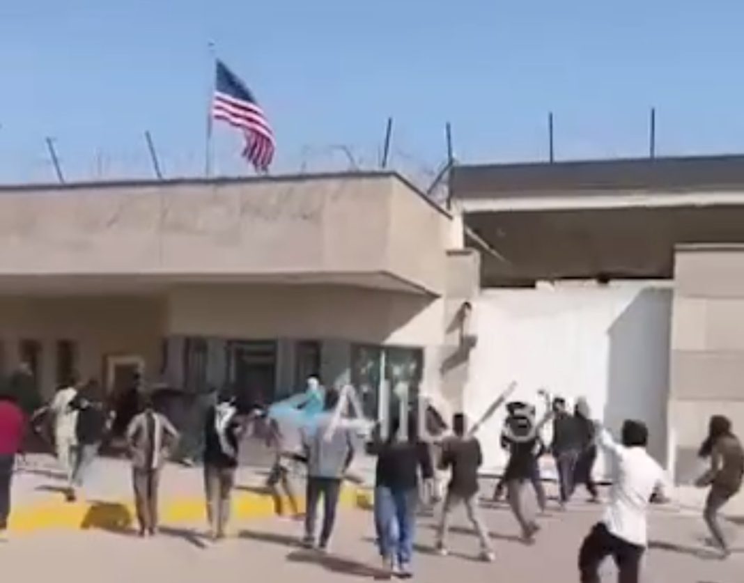 консульство США натовп протестувальників біля будівлі консульства США в Карачі