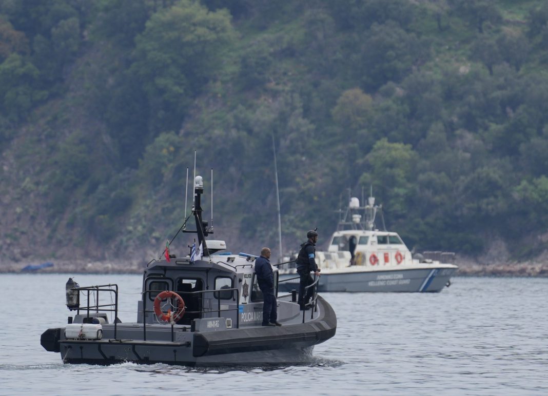 Screenshot_1 Рятувальники допомагають мігрантам на узбережжі Криту після трагедії в морі.
