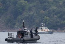 Рятувальники допомагають мігрантам на узбережжі Криту після трагедії в морі.