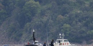 Біля Криту загинули 22 мігранти Рятувальники допомагають мігрантам на узбережжі Криту після трагедії в морі.