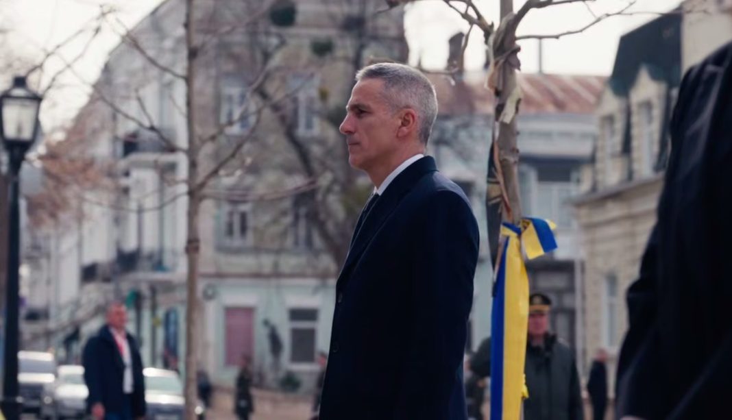 Андрей Гюров та Юлія Свириденко покладають квіти до меморіалу у Києві