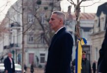 Andriy Gyurov and Yulia Svyrydenko lay flowers at the memorial in Kyiv