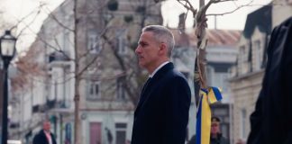 Andriy Gyurov and Yulia Svyrydenko lay flowers at the memorial in Kyiv