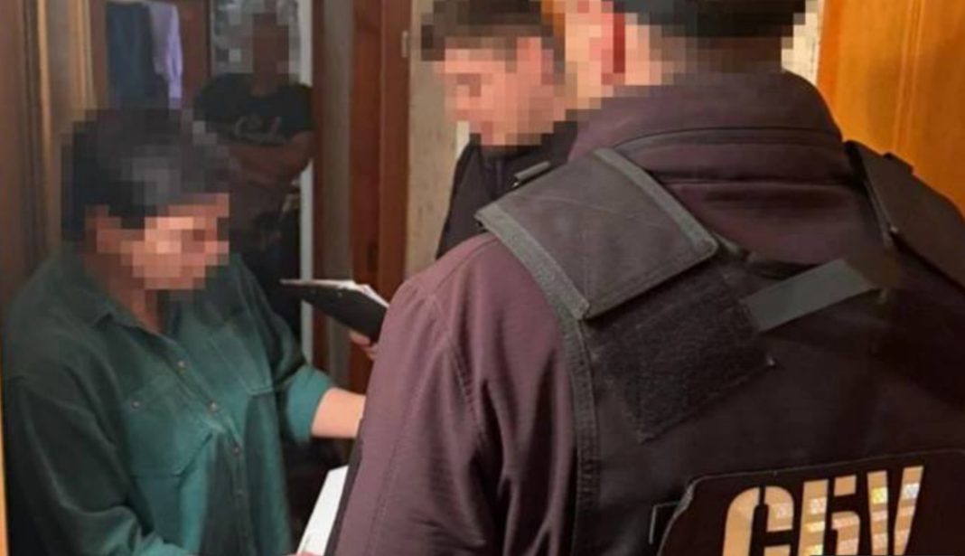 Силовики проводять обшук у квартирі підозрюваної чиновниці