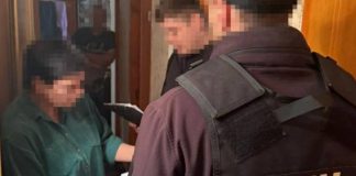 Силовики проводять обшук у квартирі підозрюваної чиновниці