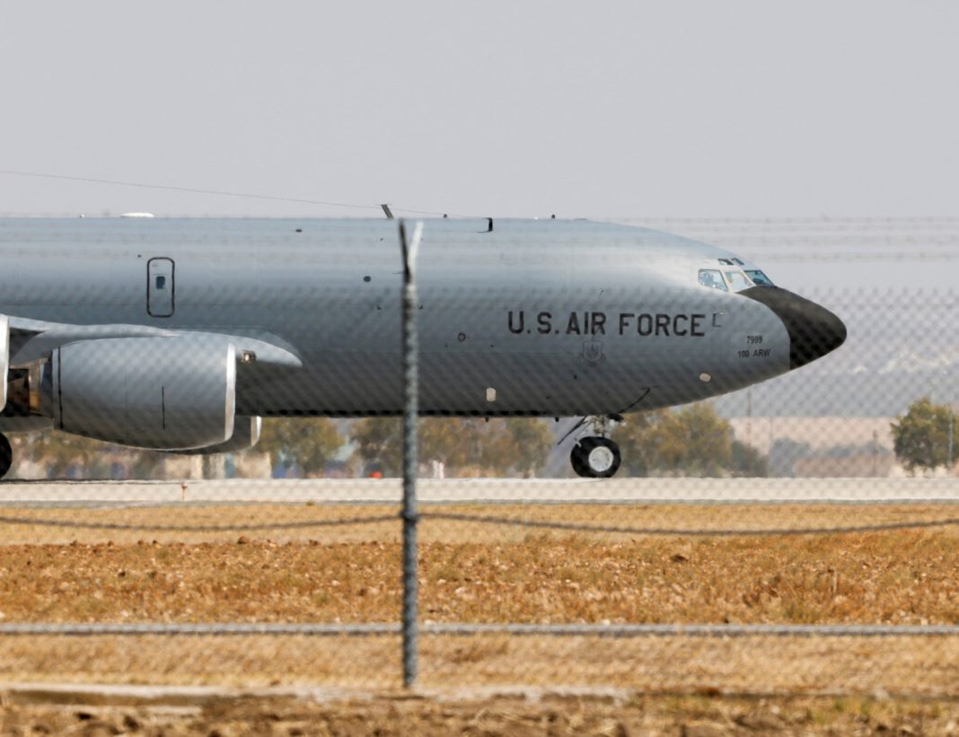 Screenshot_1 Літак ВПС США на тлі іспанського аеропорту