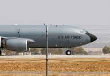 Іспанія закрила повітряний простір для США Літак ВПС США на тлі іспанського аеропорту