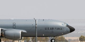 Іспанія закрила повітряний простір для США Літак ВПС США на тлі іспанського аеропорту