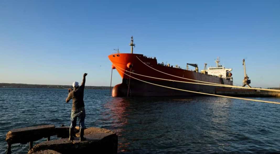 Screenshot_1 Російський нафтовий танкер у морі під час заходу до порту.