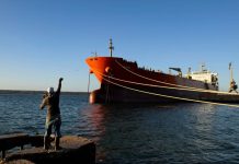 Російський нафтовий танкер прибув до Куби Російський нафтовий танкер у морі під час заходу до порту.