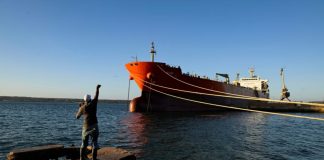 Російський нафтовий танкер у морі під час заходу до порту.