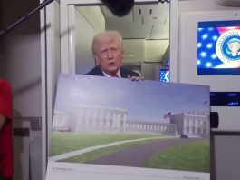 Трамп з плакатом на якому зображено Білий дім