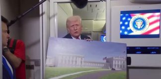 У Білому домі будують захищене укриття за $400 млн Трамп з плакатом на якому зображено Білий дім