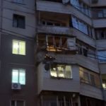 Зруйнований фасад багатоповерхового будинку після удару дрона в Одесі.