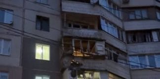 Зруйнований фасад багатоповерхового будинку після удару дрона в Одесі.