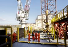 У Британії закликали відмовитись від буріння газу На фото — бурова платформа у Північному морі на фоні хмарного неба.