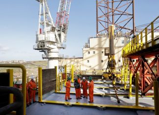 Britain calls to abandon gas drilling The photo shows a drilling platform in the North Sea against a cloudy sky.