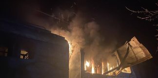 Пошкоджений тепловоз на залізничній колії після атаки безпілотника