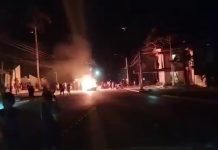 People are protesting on the streets of Cuba, a building is on fire.