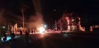 People are protesting on the streets of Cuba, a building is on fire.